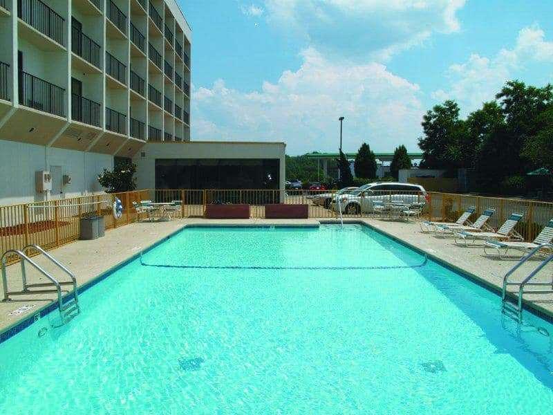 Hotel La Quinta & By Wyndham Tricities Airport