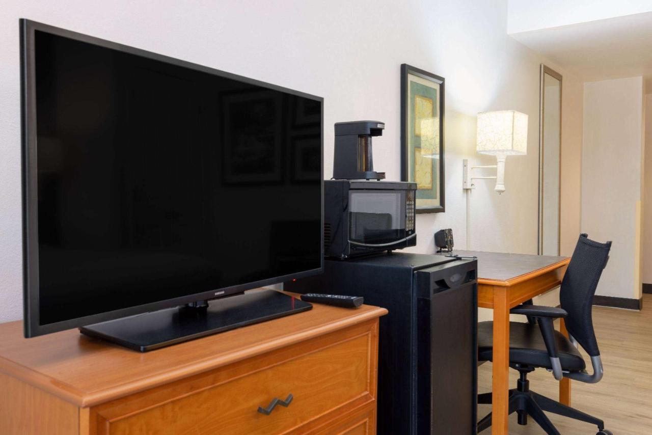 La Quinta & By Wyndham Tricities Airport Hotel