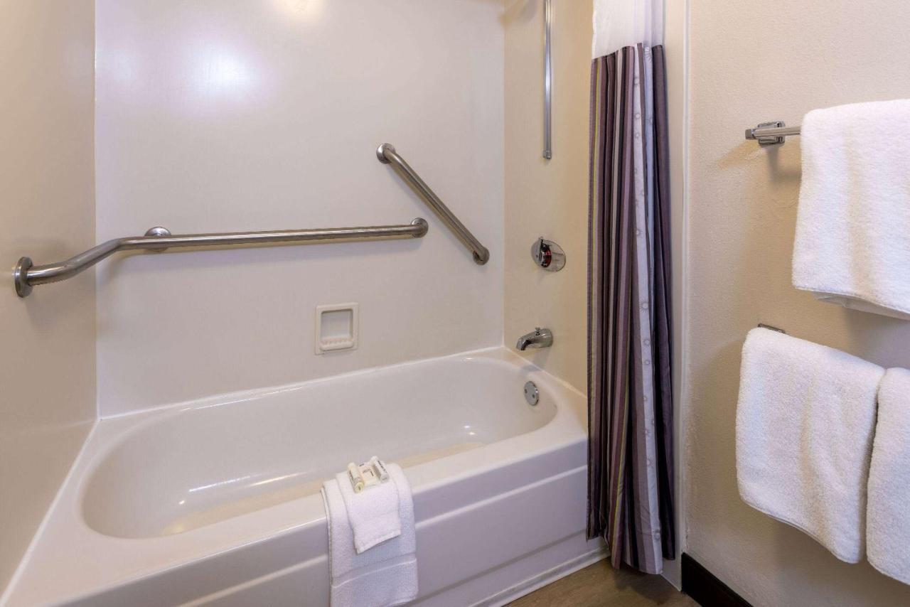 Hotel La Quinta & By Wyndham Tricities Airport