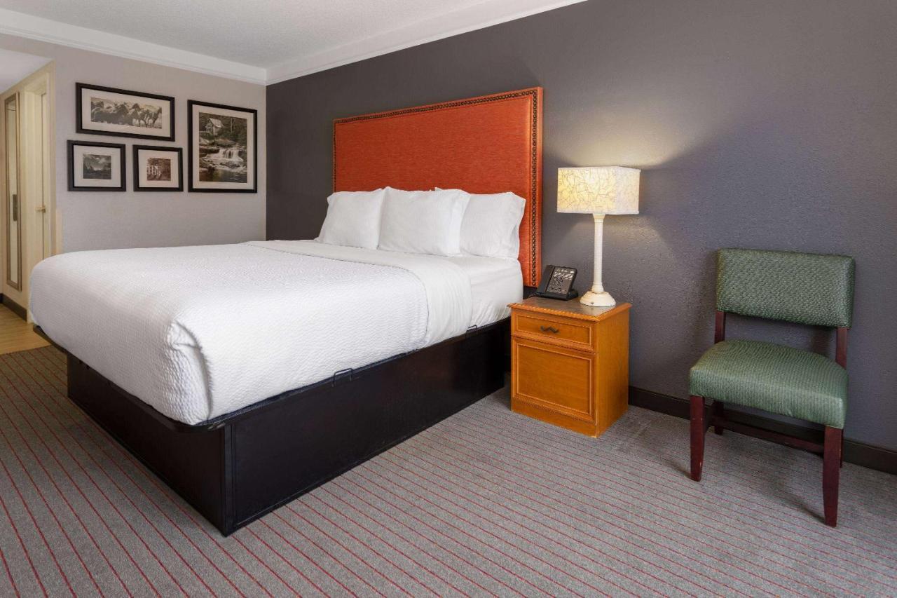 Hotel La Quinta & By Wyndham Tricities Airport 3*