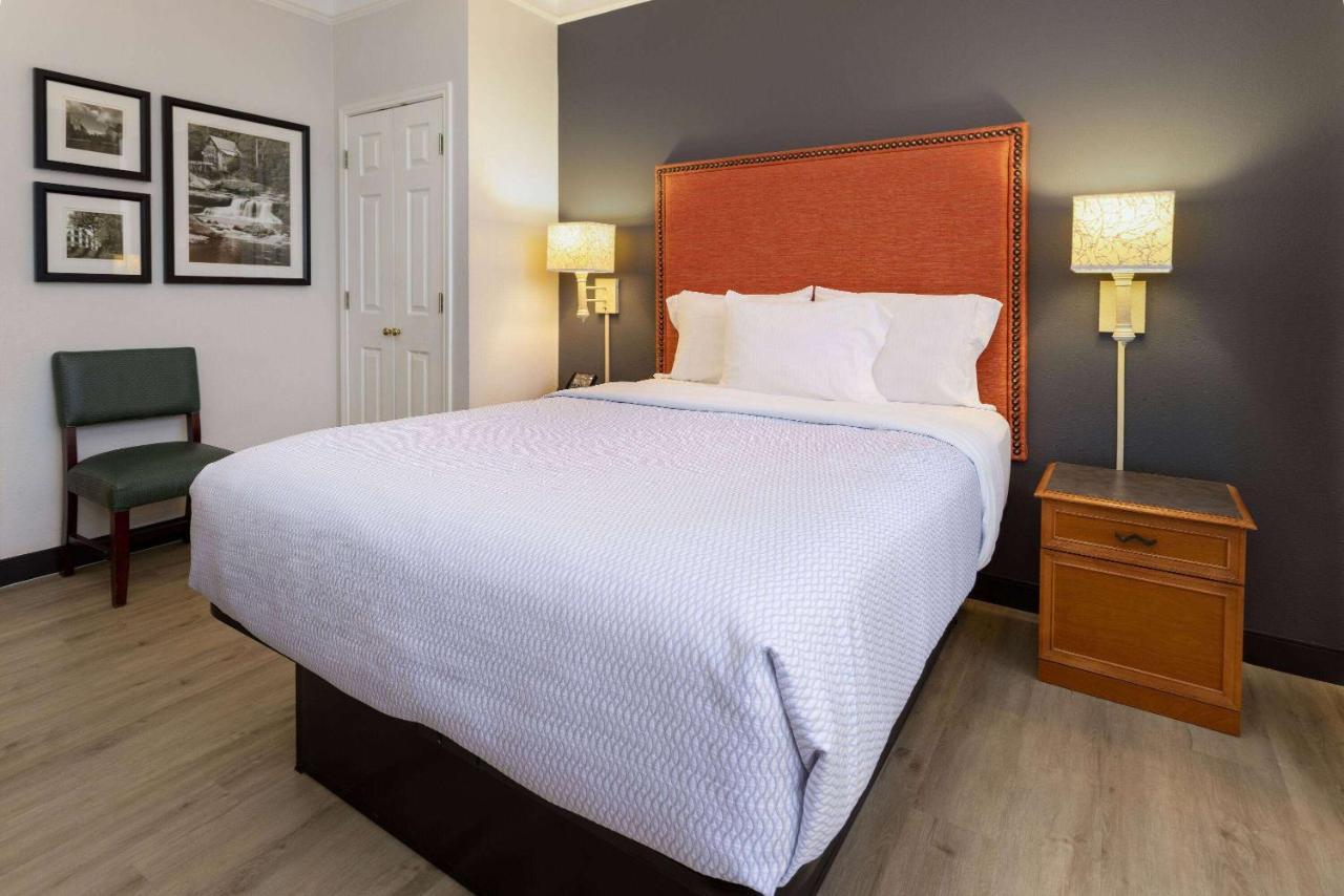 Hotel La Quinta & By Wyndham Tricities Airport