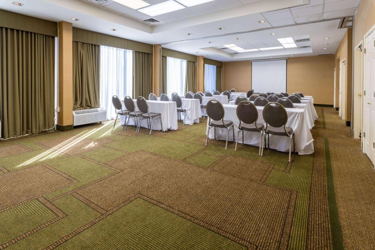 Hotel La Quinta & By Wyndham Tricities Airport