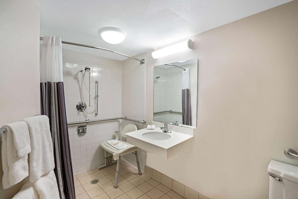Hotel La Quinta & By Wyndham Tricities Airport Kingsport