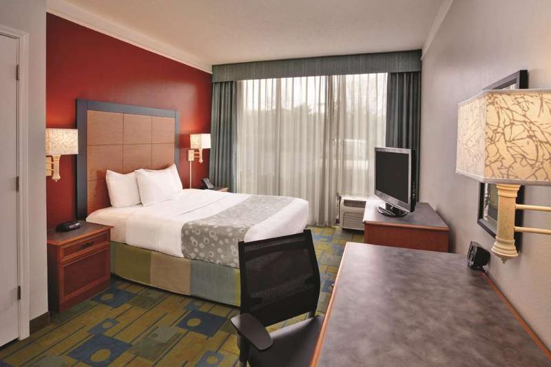 Hotel La Quinta & By Wyndham Tricities Airport